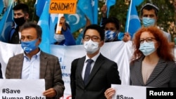 流亡海外的前香港立法会议员罗冠聪2020年9月1日在柏林抗议中国外长王毅访德。(路透社)