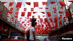 香港主权移交中国20周年之际香港街道上空的中国国旗与香港特区旗帜。(2017年6月27日)