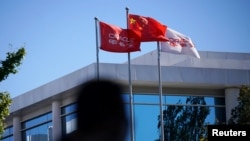 一个行人走过美国数据库公司甲骨文在北京的办公楼。(2020年9月16日)