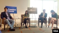 2015年5月28日,鲍朴、郭小橹和慕容雪村及翻译(从左至右)在华盛顿谈中国的言论自由和内容审查。(美国之音海伦拍摄)