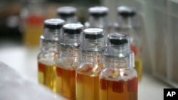 在中国反兴奋剂中心等待检测的中国运动员的尿样。(2008年资料照)