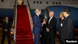 2016年1月24日美国驻老挝克卢恩欢迎美国国务卿约翰·克里(右)抵达老挝首都万象