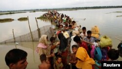 Người tị nạn Rohingya chờ tàu đưa qua kênh sau khi vượt biên giới qua sông Naf ở Teknaf, Bangladesh, ngày 7/9/2017. Ảnh REUTERS/Mohammad Ponir Hossain.