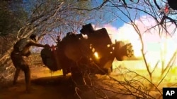 库尔斯克地区的俄军向乌军方向开火(资料照:2024年10月17日)