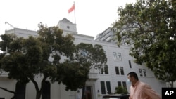 一名男子走过中国驻旧金山领事馆前的街道 （2020年7月23日）