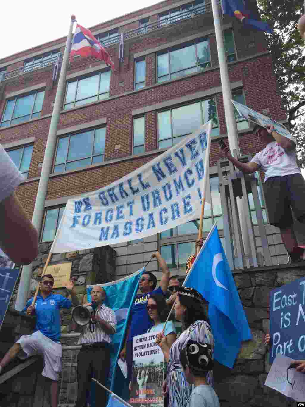 2015年7月12日维吾尔人和支持者在美国首都华盛顿街头游行并聚集在泰国驻美大使馆前抗议泰国把100余名维吾尔人强行递解回中国。(美国之音乌兹别克语组拍摄)