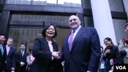 2015年6月,台湾民进党主席蔡英文与前美国副国务卿阿米蒂奇会面 (美国之音钟辰芳拍摄)