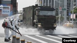 台湾陆军33化学兵群执行台北街头消毒作业(台湾军闻社提供)