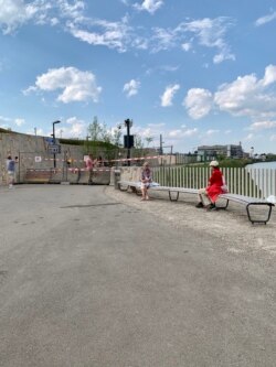 Зелений кордон між Швейцарією та Францією на набережній Рейна Весняний день у парку Kannenfeldpark