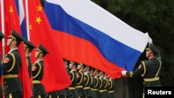 资料照:一名中国军人2018年6月8日在北京人大会堂外为中国国家主席习近平欢迎俄罗斯总统普京而举行的仪式做准备。