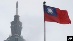 资料照片:一面台湾国旗在台北101大楼附近飘扬。(2023年5月7日)