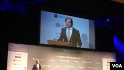 美国国土安全部网络安全与基础设施安全局局长克里斯·克雷布斯(Chris Krebs)2019年4月23日在网络接触国际会议上发表演讲(美国之音许宁摄于华盛顿)