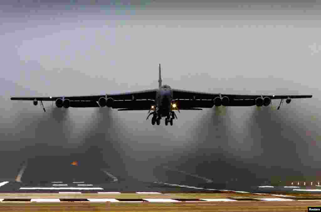 美军B52重型轰炸机(2003年)。《五七一工程纪要》用B52代称毛泽东。文件说:“ B52好景不长……他们的社会主义实质是社会法西斯主义;他们把国家机器变成一种互相残杀,互相倾轧的绞肉机式的;他滥用中国人民给其信任和地位,历史地走向反面,实际上他已成了当代秦始皇;为了向中国人民负责,向中国历史负责,我们的等待和忍耐是有限度的! ”