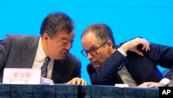 资料照:中国国家卫健委专家组组长梁万年和世卫组织丹麦籍食品科学家、新冠病毒武汉溯源专家组组长彼得·本·恩巴雷克(Peter Ben Embarek)在武汉举行记者会。(路透社2021年2月9日)