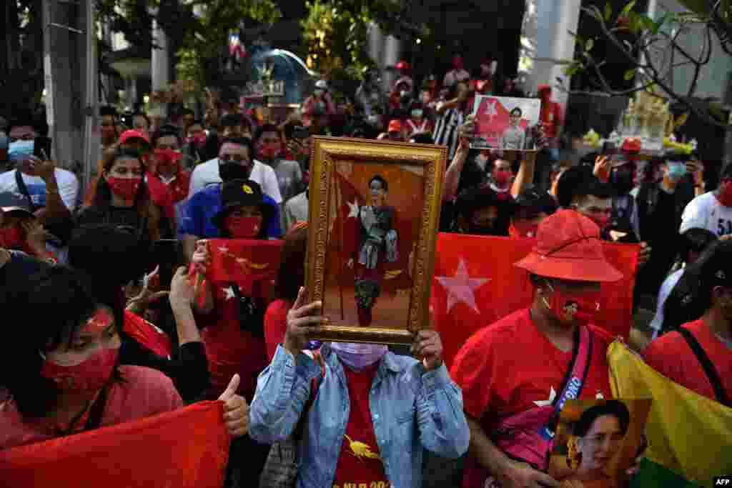 မြန်မာနိုင်ငံမှာ&#160;စစ်တပ်က&#160;အာဏာသိမ်းလိုက်တဲ့ လုပ်ရပ်ကို&#160;ကန့်ကွက်တဲ့အနေနဲ့ မြန်မာနိုင်ငံသား ရွှေ့ပြောင်းအလုပ်သမားတွေနဲ့ ထိုင်း တက်ကြွလှုပ်ရှားသူတွေ&#160;ဘန်ကောက်မြို့ မြန်မာသံရုံးရှေ့မှာ ဆန္ဒပြမြင်ကွင်း။ (ဖေဖော်ဝါရီ ၀၁၊ ၂၀၂၁)