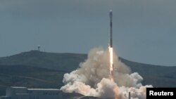 资料照片:一枚 SpaceX 猎鹰 9 号火箭从范登堡空军基地的 4E 航天发射场运载美国宇航局/德国地球科学研究中心 GRACE 后续航天器升空。