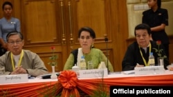 ဒေါ်အောင်ဆန်းစုကြည် ဦးဆောင်တဲ့ အစိုးရ ငြိမ်းချမ်းရေးအဖွဲ့
(ဦးကျော်တင့်ဆွေ၊ ဒေါ်အောင်ဆန်းစုကြည်၊ ဒေါက်တာတင်မျိုးဝင်း)