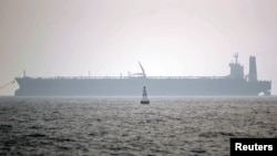 波斯湾一艘伊拉克油轮1月1日被发现有一枚水雷贴在船身一侧,船员已经紧急撤离。