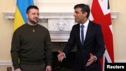 英国首相苏纳克在伦敦唐宁街10号会晤到访的乌克兰总统泽连斯基。(2023年5月15日)