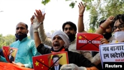 印度抗议者在新德里举行反对中国的示威活动。(2020年6月17日)