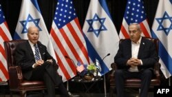Tổng thống Mỹ Joe Biden (trái) lắng nghe Thủ tướng Israel Benjamin Netanyahu khi ông tham dự phiên họp của nội các chiến tranh Israel tại Tel Aviv ngày 18/10/2023.
