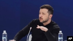 在俄罗斯入侵三周年之际,乌克兰总统泽连斯基在基辅举行的“支持乌克兰”峰会之后的记者会上讲话。(2025年2月24日)