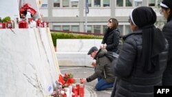 ပုပ်ရဟန်းမင်းကြီး ဖရန်စစ်ကုသမှုခံယူနေတဲ့ ရောမမြို့၊ Gemelli ဆေးရုံရှေ့က John Paul II ရုပ်oတုရှေ့မှာ ပုပ်ရဟန်းမင်း နေကောင်းကျန်းမာဖို့ လာရောက်ဆုတောင်းပေးနေကြသူများ။ (ဖေဖော်ဝါရီ ၂၄၊ ၂၀၂၅)