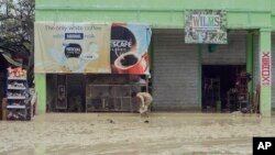 Đất chuồi và lũ lụt vì bão tại thị trấn Alcantara ở Cebu, Philippines, ngày 30/12/2014.