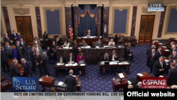 လွှတ်တော်အတွင်း ဆွေးနွေးနေစဉ်