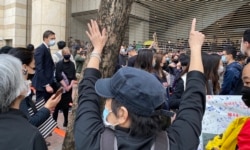 有在西九法院大楼外排队的市民高举反送中运动,五大诉求、缺一不可的”五一”手势 (美国之音/汤惠芸)