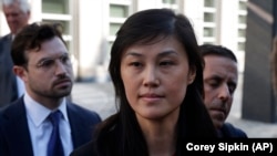 资料照片:被控非法充当中国政府代理人的前纽约州长助理孙雯(Linda Sun)在法庭提审后离开位于布鲁克林的纽约东区联邦地区法院。(2024年9月3日)