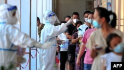 资料照片:中国福建省莆田仙游县的居民排队接受新冠核酸检测。(2021年9月13日)