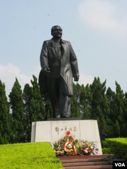 中国特区深圳的邓小平像(美国之音张楠拍摄)