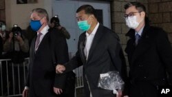 香港壹传媒创办人黎智英获得保释离开香港高等法院。(2020年12月23日)