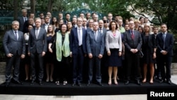 来自多个国家的几十名外交官在斯帕弗案宣判日到加拿大驻北京大使馆声援。(2021年8月11日)