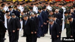 中共建政75周年之前,中国领导人习近平与其他中共领导人在天安门广场的人民英雄纪念碑前致敬默哀。(2024年9月30日)