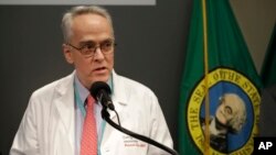 华盛顿州西雅图市和金恩郡卫生官员2月29日举行记者会,宣布当地出现美国首个新冠病毒的死亡病例。