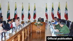 ဝ နဲ့ မိုင်းလား တို့ တပ်မတော်ကာကွယ်ရေးဦးစီးချုပ် နဲ့ တွေ့ဆုံ။ သတင်းဓာတ်ပုံ-Senior General Min Aung Hlaing
