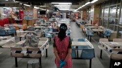 香港一名餐馆服务人员看着空荡荡的食品广场。(2020年7月29日)