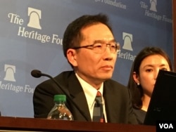 王冠雄,台湾师范大学政治学教授 (美国之音钟辰芳拍摄)