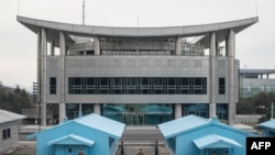 朝韩分界线上板门店停战村的“和平之家”,朝鲜军人站岗(2016年11月30日)。