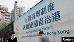 政治气氛改变下香港街上近日出现越来越多有关政治的广告标语 （路透社照片）