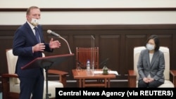 澳大利亚前总理阿博特10月7日在台北会见蔡英文总统时发表讲话。