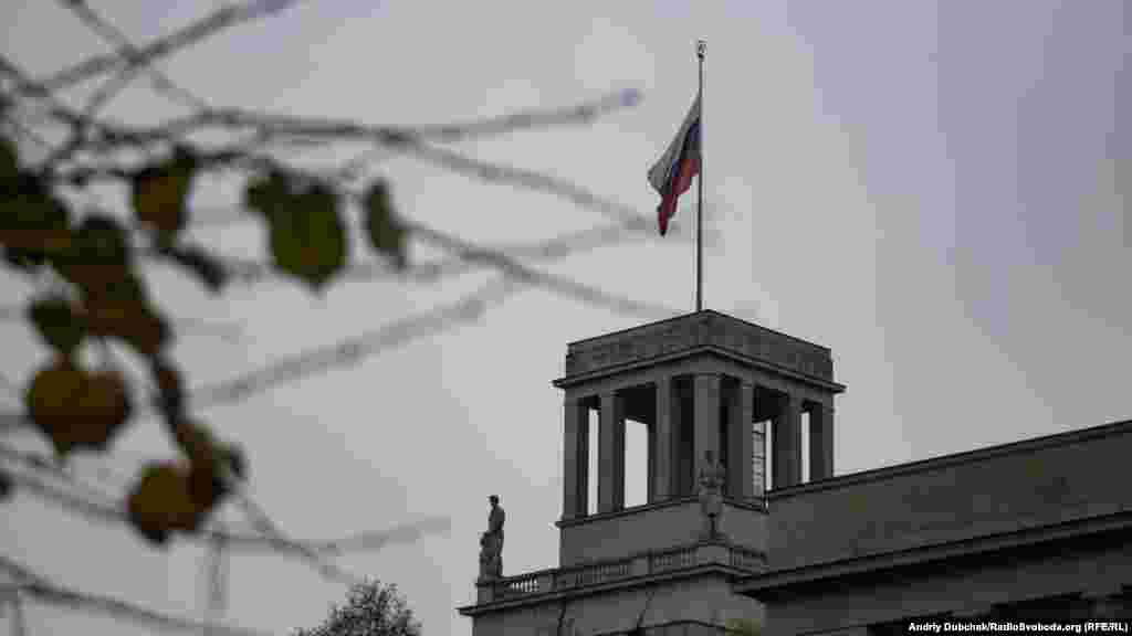 У 2005 році Путін назвав розпад СРСР найбільшою геополітичною катастрофою 20-го сторіччя. У жовтні цього року він висловив надію, що другої Холодної війни не буде, додавши, що Росію вона в будь-якому разі зачепить меншою мірою завдяки передовим озброєнням. На фото – прапор з радянською зіркою на щоглі над посольством Росії у центрі Берліну