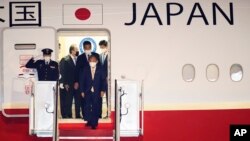 日本首相菅义伟率领日本代表团抵达美国马里兰州的安德鲁斯空军基地。(2021年4月15日)