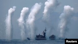 台湾诺克斯级巡航舰参加宜兰海军基地附近举行的军演。 (2018年4月13日)