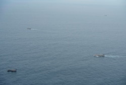 厄瓜多尔海军在加拉帕戈斯群岛附近的太平洋海域上监视一支大多插着中国国旗的渔船船队。(2020年8月7日)