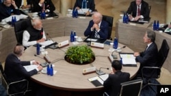 美国总统乔·拜登(中)、印度总理纳伦德拉·莫迪(左二)、澳大利亚总理安东尼·阿尔巴内塞(左一)、日本首相岸田文雄(右下)和美国国务卿安东尼·布林肯(右一)于2024年9月21日在特拉华州克莱蒙特举行的四方领导人峰会上会面。