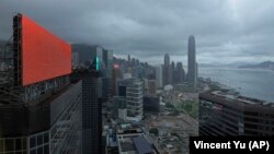 资料照片:一块位于香港商业区的红色广告屏(2021年7月19日)