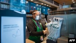 Virginia ပြည်နယ် Arlingtonမြို့မှာ တွေ့ရတဲ့ Starbucks ကော်ဖီဆိုင်တခုက ဝန်ထမ်းတဦး။ (မေ ၁၃၊ ၂၀၂၀)